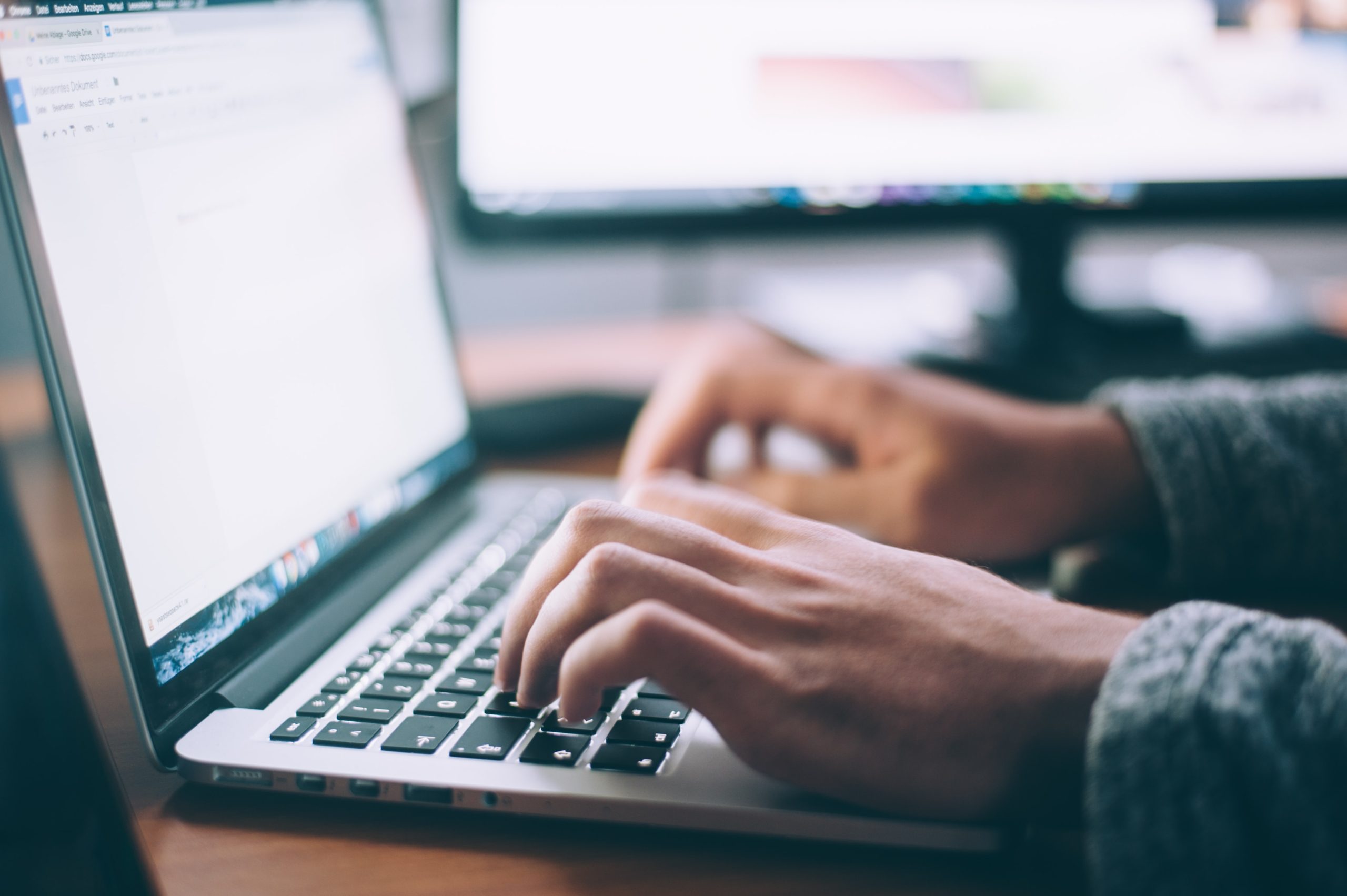 10 Advantages of Chatbots for Your E-Commerce Business 10 Advantages of Chatbots for Your E-Commerce Business